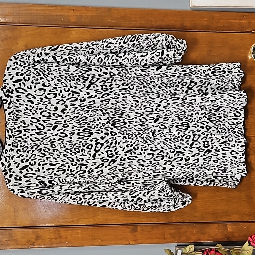 Emerald Cheetah Leopard Print Blouse 2X - Picture 7 of 7